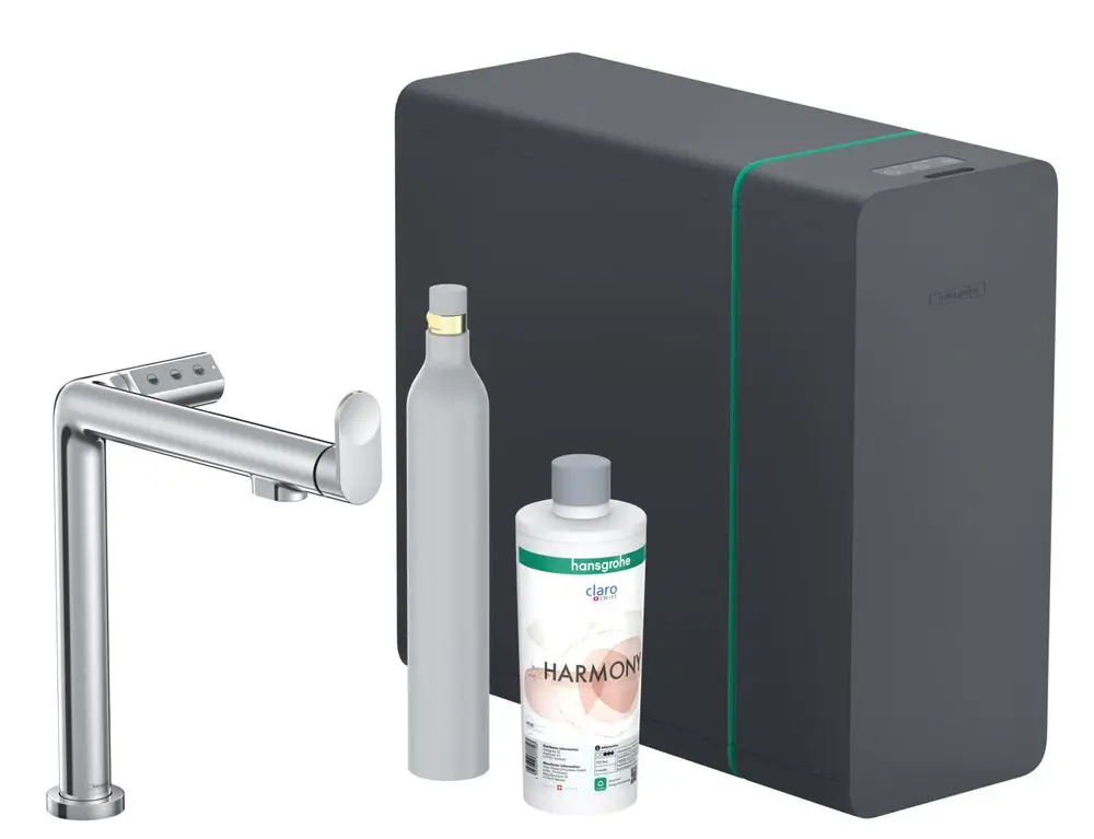 Hansgrohe Wasserhahn mit einem hohen Auslauf, daneben eine Flasche und ein Behälter, kombiniert mit einem kompakten schwarzen Gerät im Hintergrund.